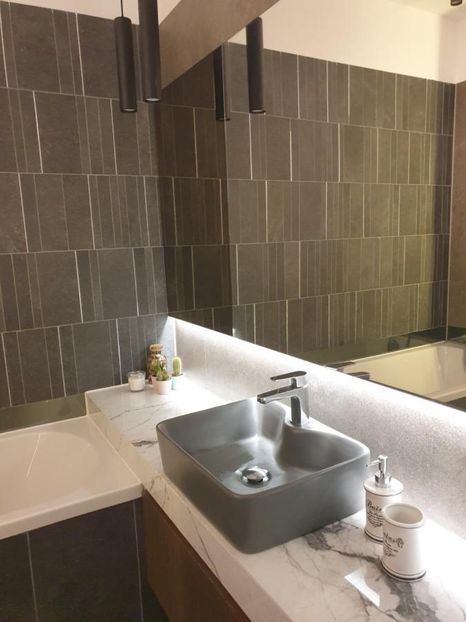 Qualis Apartament Braşov Exteriör bild